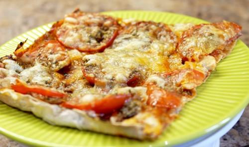 Пицца с фаршем и соленым огурцом