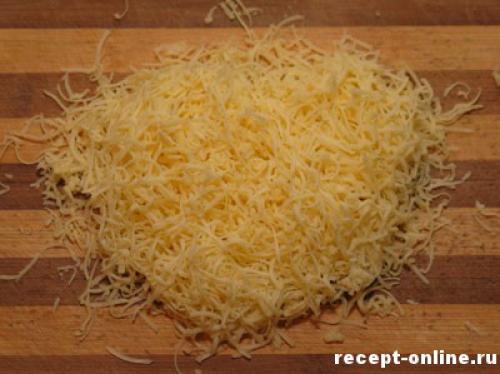 Салат с курицей, сыром, яблоком и виноградом