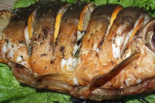 Карп запеченный с овощами и лимоном. Рецепт карпа запеченного в духовке с зеленью и лимоном