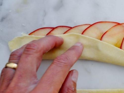 Как сделать розочки из яблок и слоеного теста. Ингредиенты: