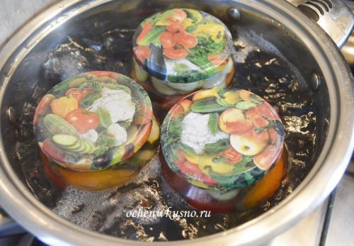 Салат на зиму огурцы помидоры перец лук слоями на литровую банку. Процесс приготовление: