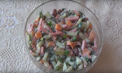 Салат с фасолью и колбасой и морковью. Простой салат с фасолью, огурцами, морковью, копчёной колбасой (все по сто)