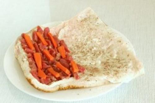 Рулет из сала свинины вареный в пакете. Вареный фаршированный рулет в пакете