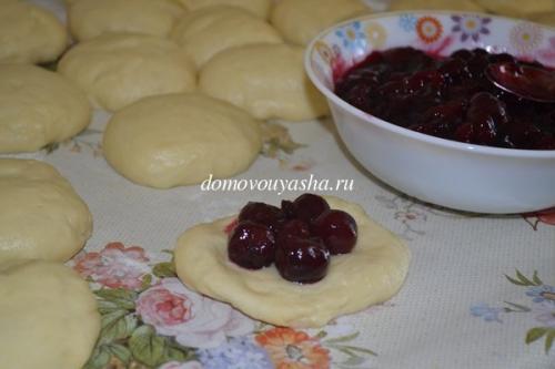 Пирожки с начинкой из замороженной вишни. Пирожки с вишней в духовке рецепт с фотографиями
