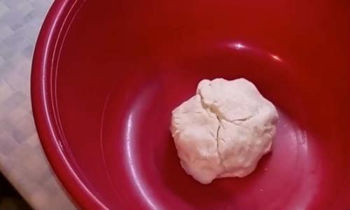 Пицца с колбасой помидорами и с солеными огурцами. Пицца с колбасой, сыром и помидорами