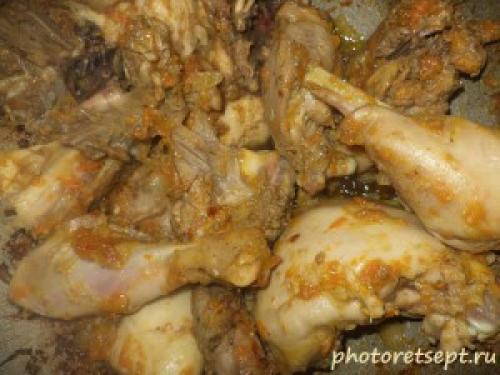 Как потушить курицу в кастрюле с морковью и луком и картошкой.