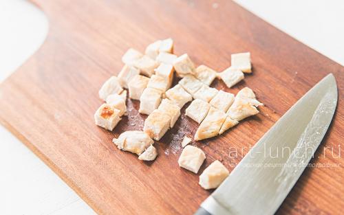 Слоеный салат с курицей и черносливом и ананасом. Салат с курицей, ананасами и черносливом