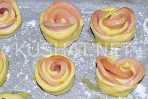 Розочки из слоеного теста с колбасой. Розочки из теста с колбасой – рецепт