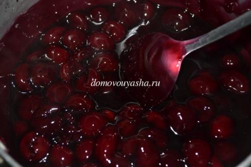 Пирожки с начинкой из замороженной вишни. Пирожки с вишней в духовке рецепт с фотографиями