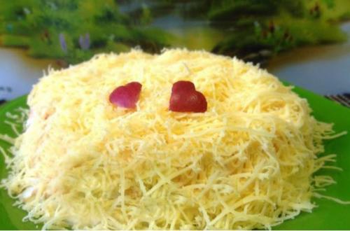 Салат с грибами куриной грудкой и ананасом. Простейший рецепт с куриным филе