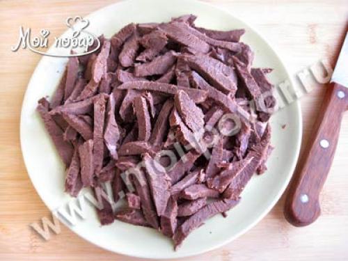 Салат из сердца свиного с маринованным луком и зеленым горошком. Салат из говяжьего сердца с маринованным луком и зеленым горошком