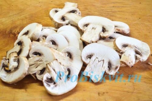 Пицца с солеными огурцами и грибами. Необходимые ингредиенты