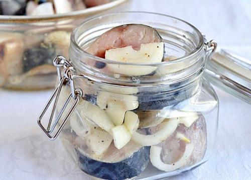 Как засолить скумбрию в домашних условиях вкусно в рассоле и быстро. Рецепт 1: как посолить скумбрию в рассоле (пошаговые фото)