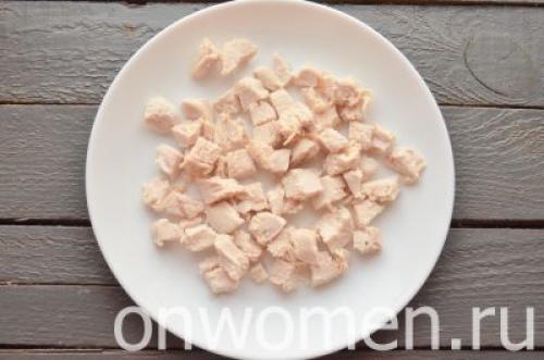 Салат с черносливом и грецкими орехами и курицей и сыром и виноградом. Салат с курицей, черносливом и виноградом