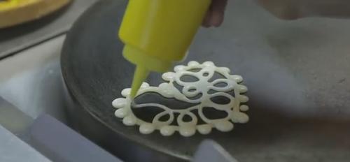 Блинчики ажурные на кефире и кипятке. Ажурные блинчики с кипятком в бутылке