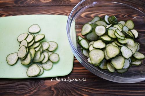 Салат на зиму огурцы помидоры перец лук слоями на литровую банку. Процесс приготовление: