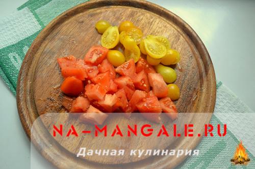 Салат с копченой курицей и крабовыми палочками и помидорами. Салат с курицей и крабовыми палочками