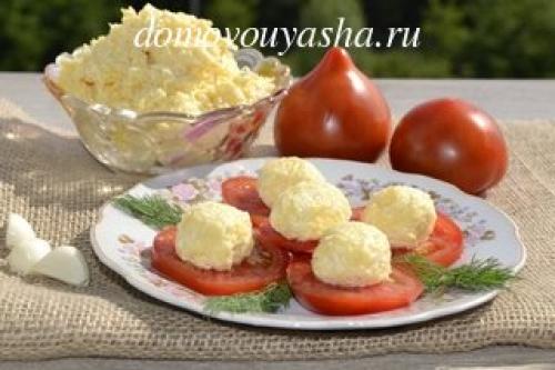 Сырный салат с яйцом и чесноком слоями. Салат сыр с чесноком и яйцом