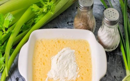 Яичный блин рецепт для салата. Блинчики с копченой курицей – очень вкусный салат.