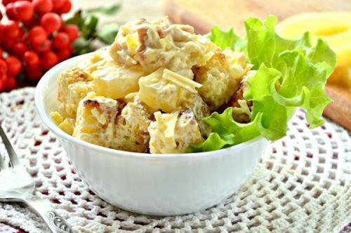 Салат Куриное филе с ананасами и сыром. Салат с курицей и ананасом
