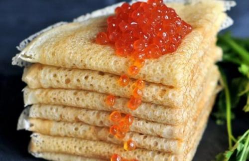 Тонкие кружевные блины на кефире с кипятком: рецепт