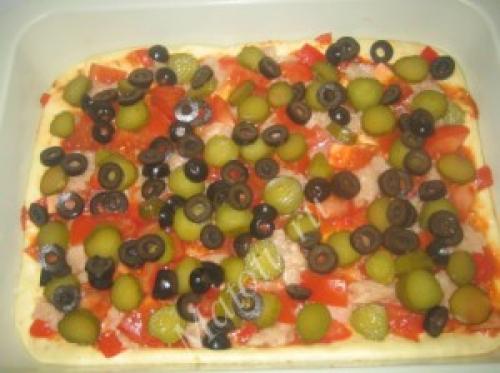 Рецепт пиццы с курицей, оливками и солеными огурцами