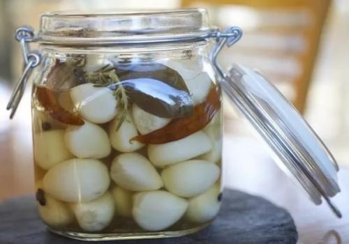 Сколько маринуется чеснок. Маринованный чеснок: консервируем и корешки, и верхушки