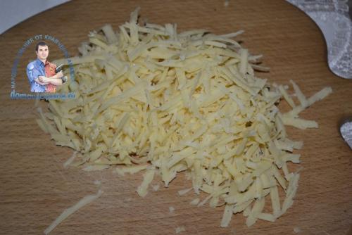 Салат с фасолью, помидорами и сухариками. Рецепт с копченой колбасой