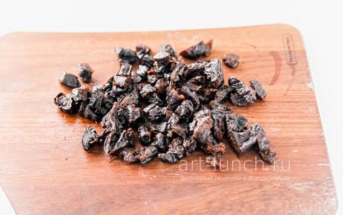 Слоеный салат с курицей и черносливом и ананасом. Салат с курицей, ананасами и черносливом