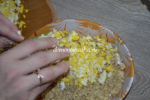 Салат с виноградом и курицей и грецкими орехами и сыром рецепт. Салат Тиффани с виноградом, курицей и орехами