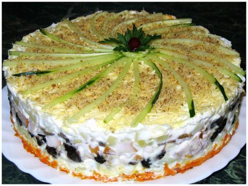 Салат с копчёной курицей черносливом и шампиньонами.