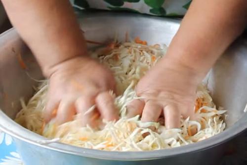 Как быстро сделать квашеную капусту в банке. Вкусная квашеная капуста быстрого приготовления