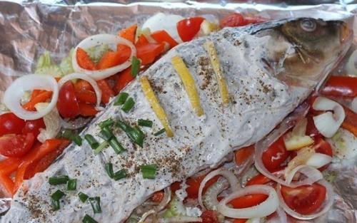 Карп с картошкой запеченный в фольге в духовке. Покрывало из сметаны