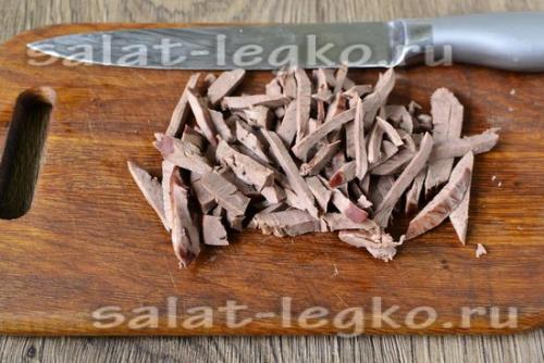 Салат из сердца свиного с маринованным луком яйцом. Салат с сердцем, яйцами и овощами