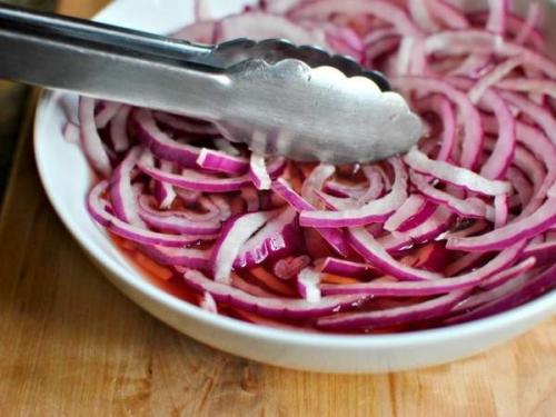 Как замариновать лук для салата быстро и вкусно без уксуса. Как замариновать лук для салата просто, быстро, и очень вкусно
