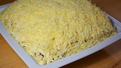 Салат с куриной грудкой и грибами и картошкой. Слоеный салат с курицей, грибами и картофелем