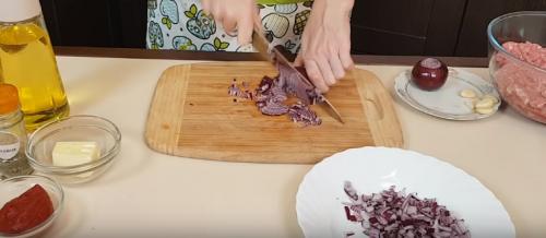 Тефтели в томатно-сметанном соусе с морковью. Приготовление: