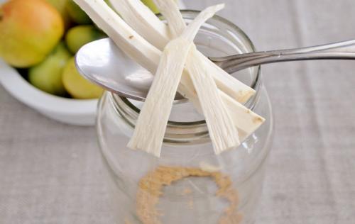 Квашеные зеленые помидоры с корнем хрена и горчицей