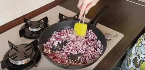 Тефтели в томатно-сметанном соусе с морковью. Приготовление: