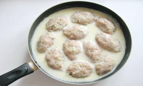 Ленивые голубцы в сметане на сковороде. Ленивые голубцы в белом соусе