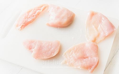 Слоеный салат с курицей и черносливом и ананасом. Салат с курицей, ананасами и черносливом