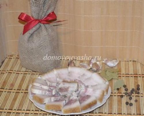 Сало вареное в пакете с луковой шелухой. Как варить сало в пакете. Рецепт с чесноком и специями.