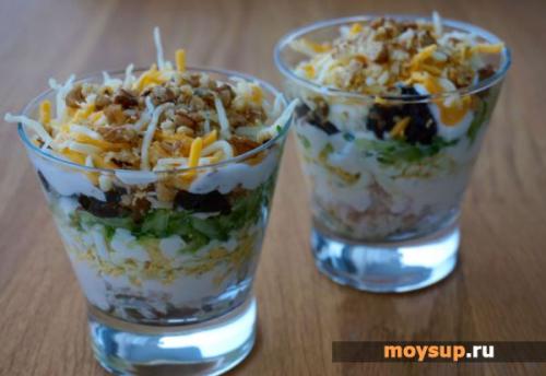Салат с курицей и черносливом и грецкими орехами сыром огурцом. Салат "Нежность" с курицей и черносливом