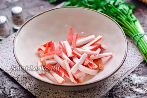 Салат тритон с кальмарами и ветчиной и крабовыми палочками и. Салат "Тритон" с кальмарами