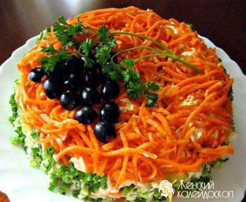 Салат с фасолью и сухариками и корейской морковью и колбасой. Салат с корейской морковью, фасолью, сухариками и колбасой