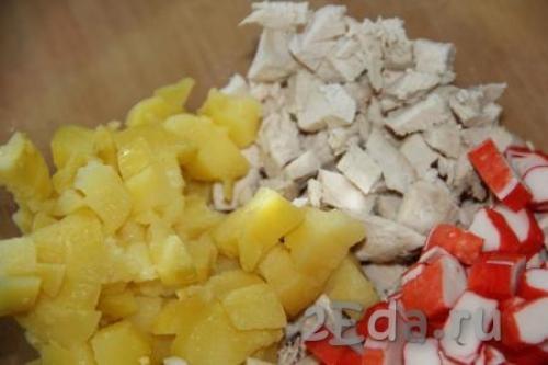 Салат с курицей крабовыми палочками и огурцом. Ингредиенты