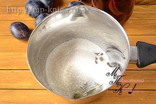 Маринованные сливы на зиму с чесноком вместо косточки