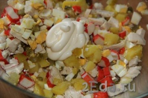 Салат с курицей крабовыми палочками и огурцом. Ингредиенты