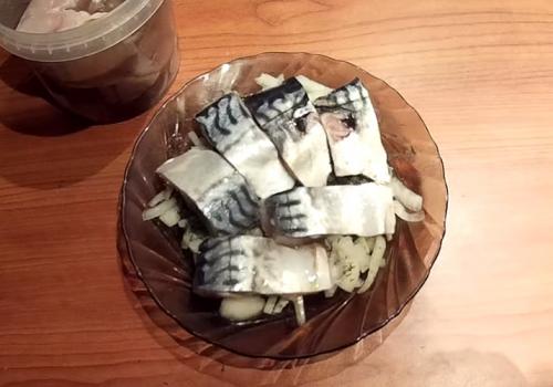 Как засолить скумбрию в рассоле. Скумбрия пряного посола за сутки