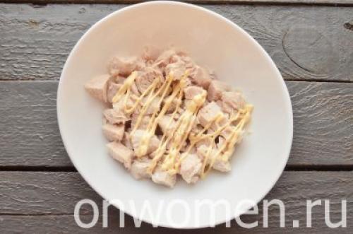 Салат с черносливом и грецкими орехами и курицей и сыром и виноградом. Салат с курицей, черносливом и виноградом